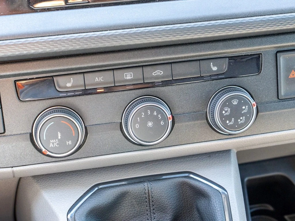 Volkswagen-Transporter-image-9