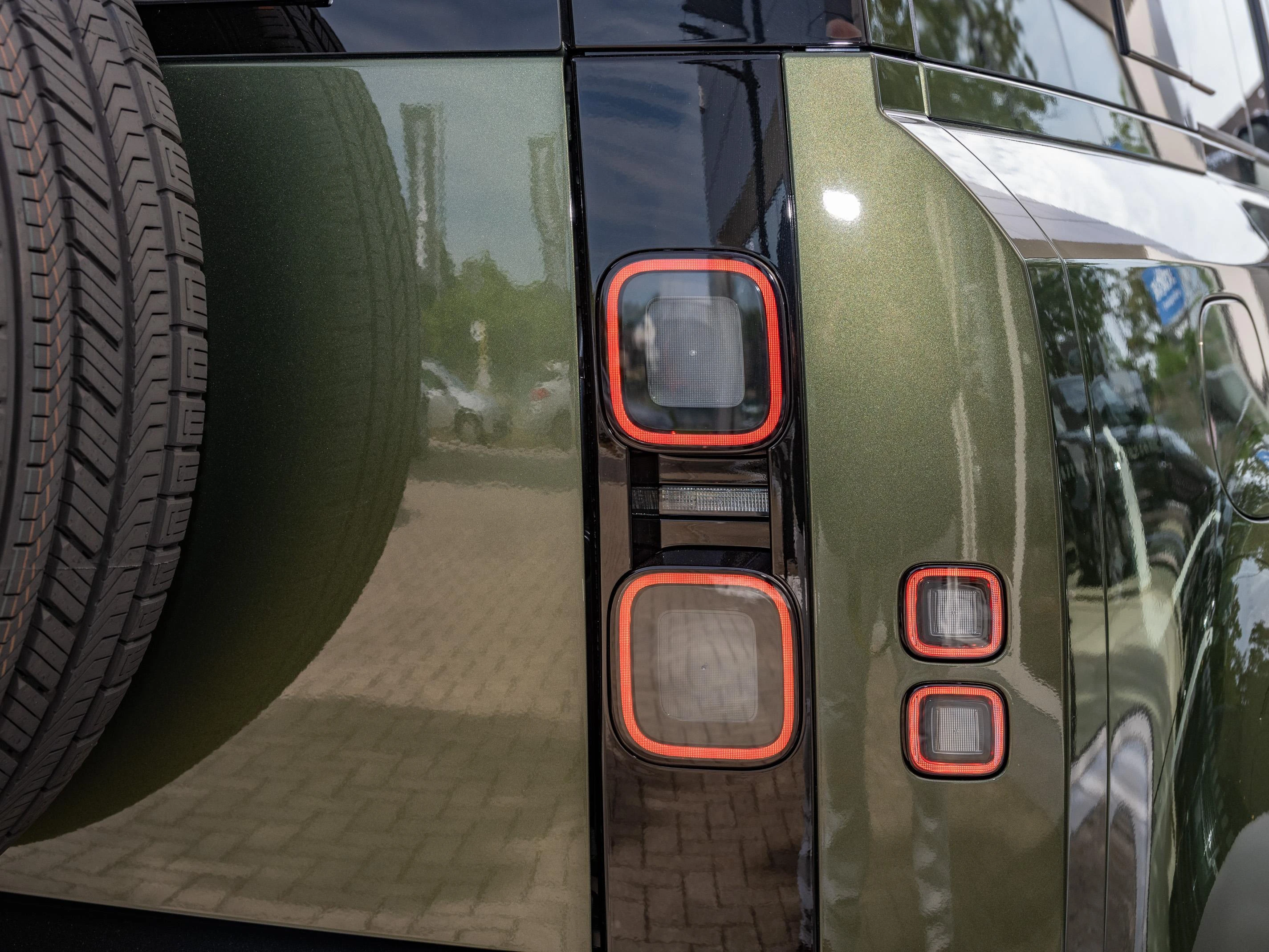 Land Rover Defender D250 X-Dynamic SE