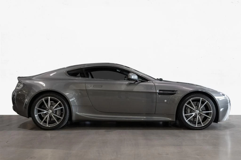 Aston Martin-V8 Vantage-image-8