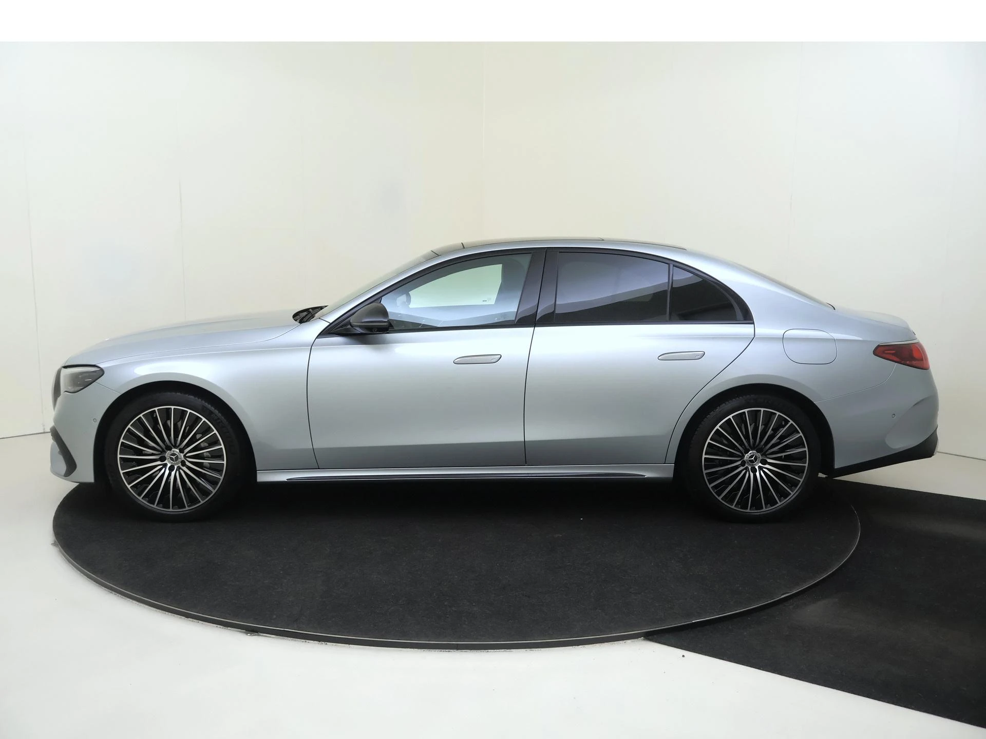 Mercedes-Benz-E-Klasse-image-7