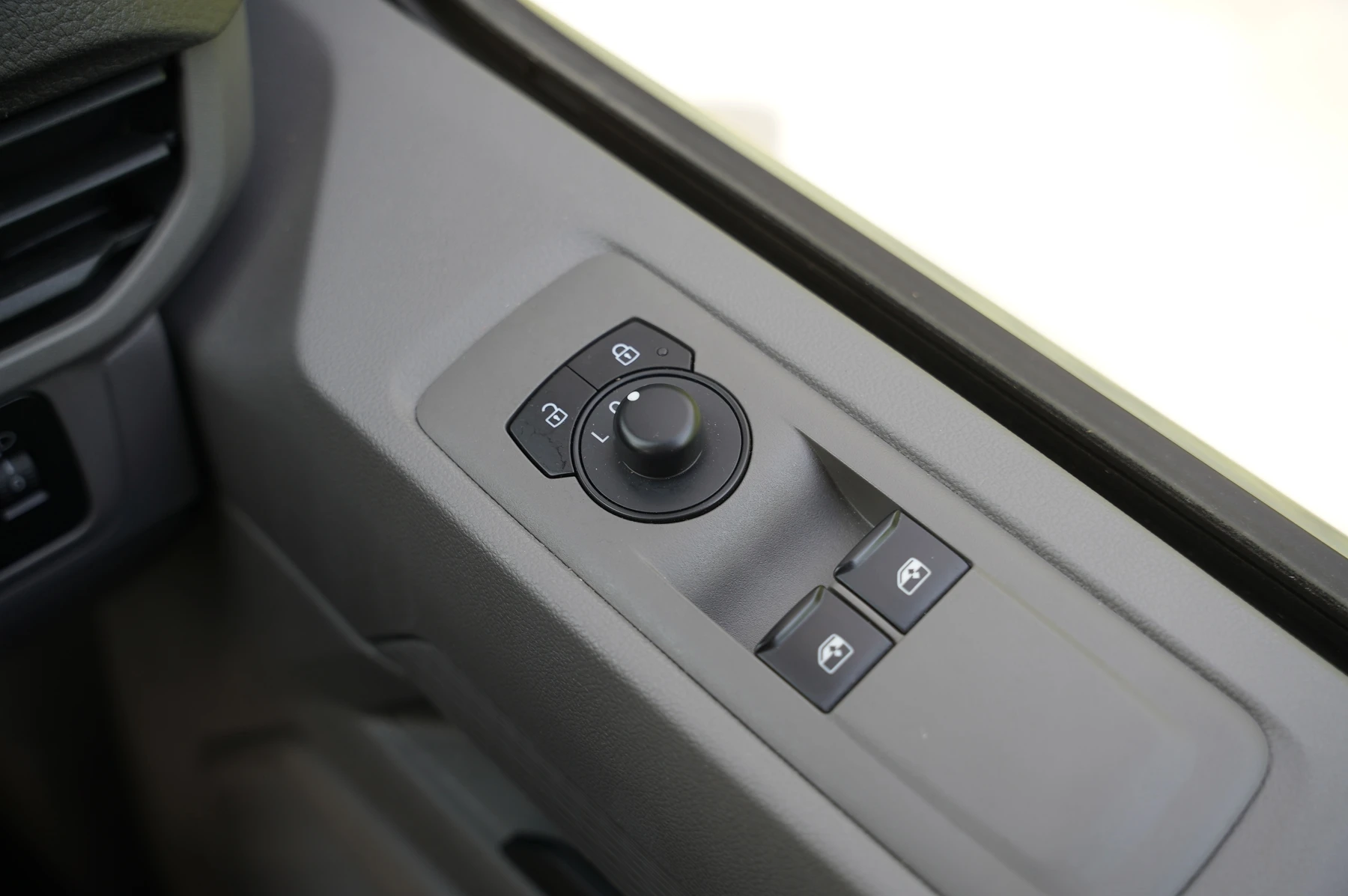 Volkswagen-Transporter-image-18