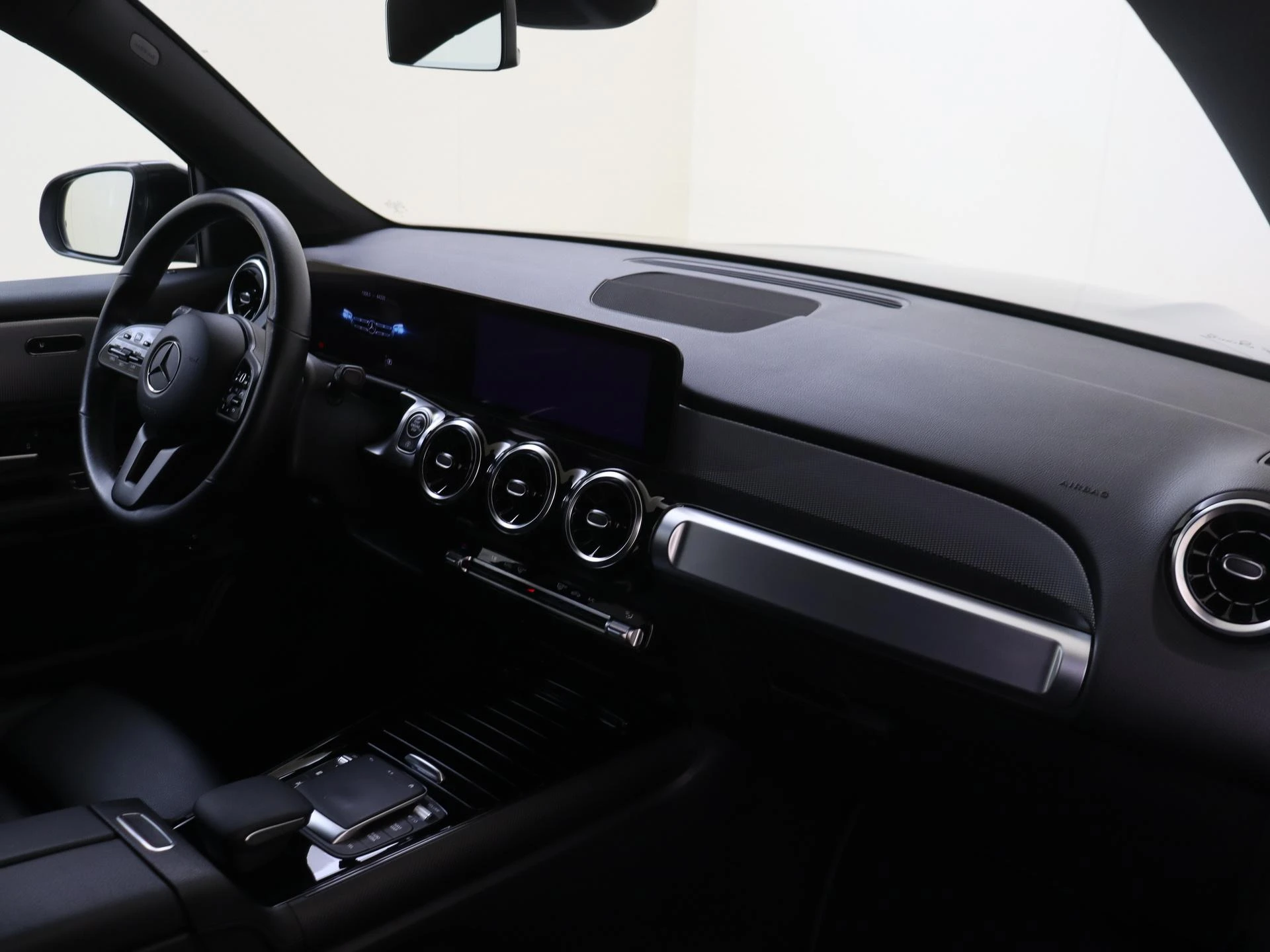 Mercedes-Benz-GLB-image-4