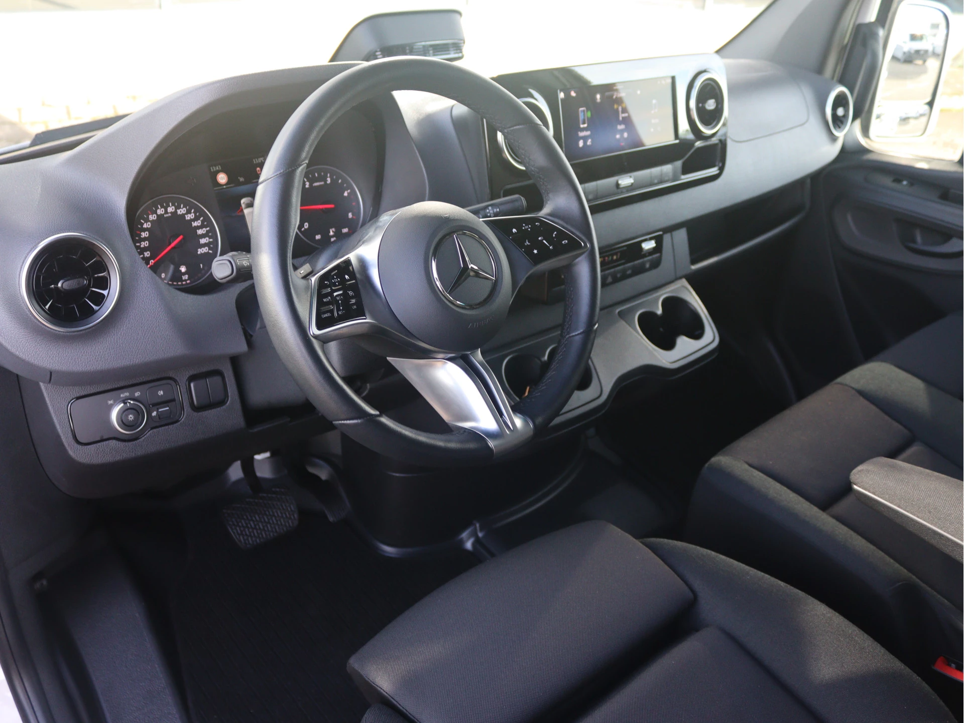 Mercedes-Benz-Sprinter-image-3