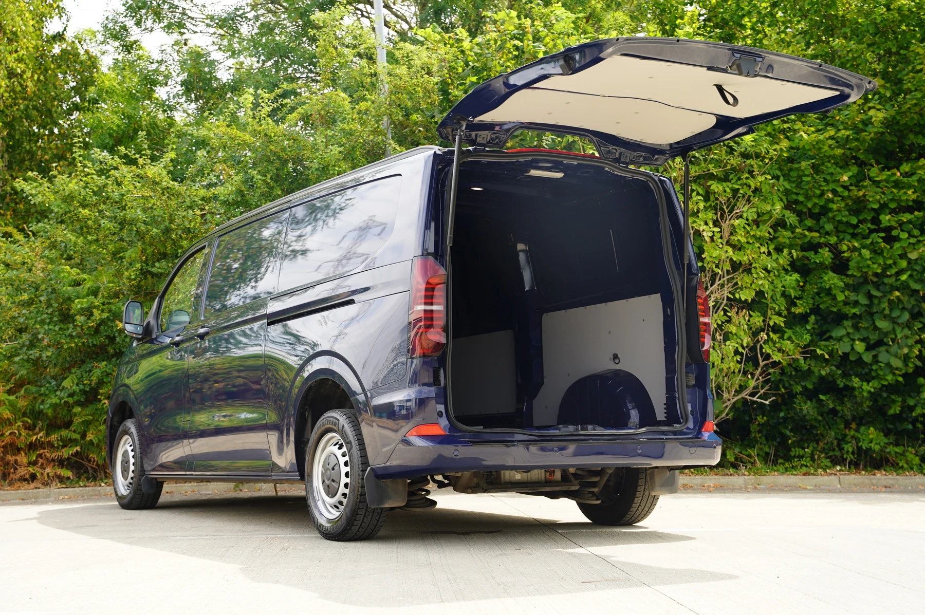 Volkswagen-Transporter-image-35