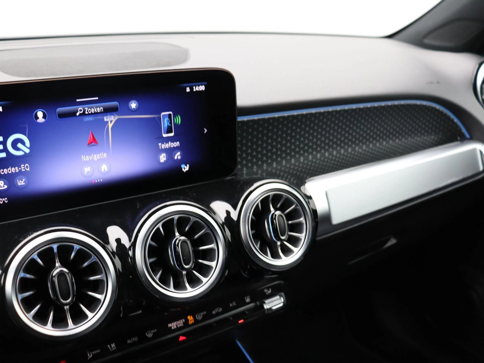 Mercedes-Benz-EQB-image-9