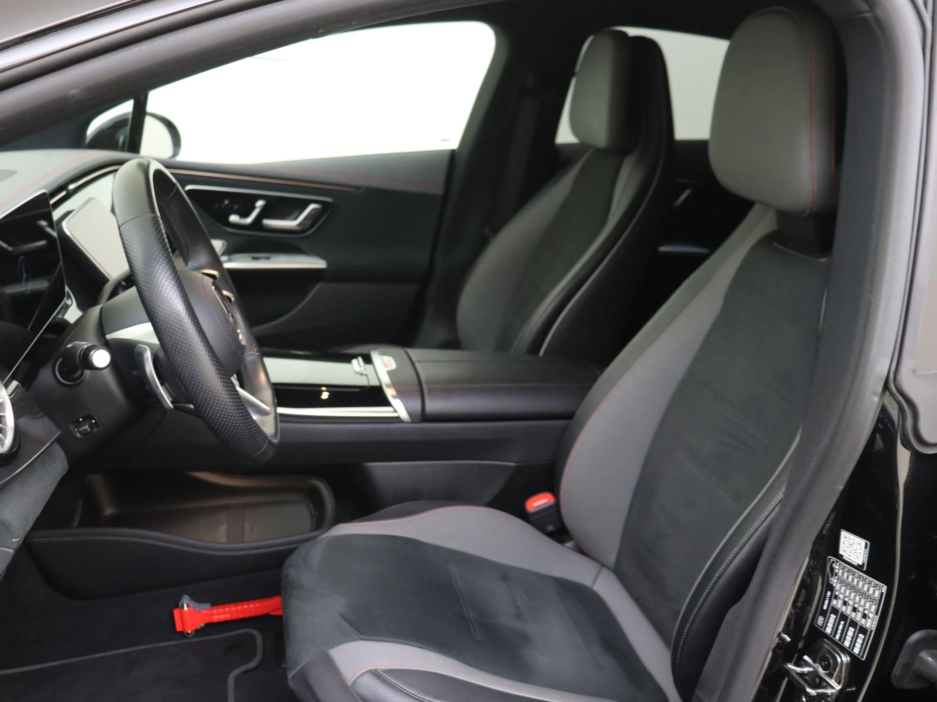 Mercedes-Benz-EQE-image-12