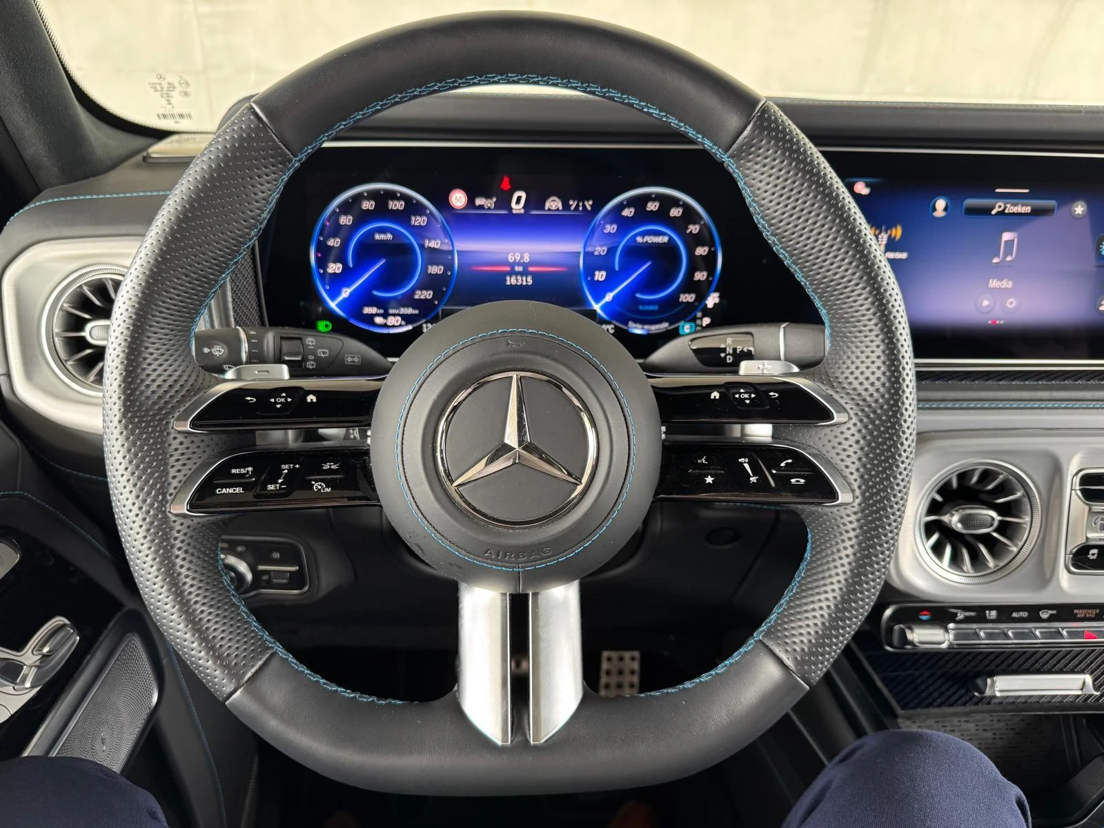 Mercedes-Benz-G-Klasse-image-14