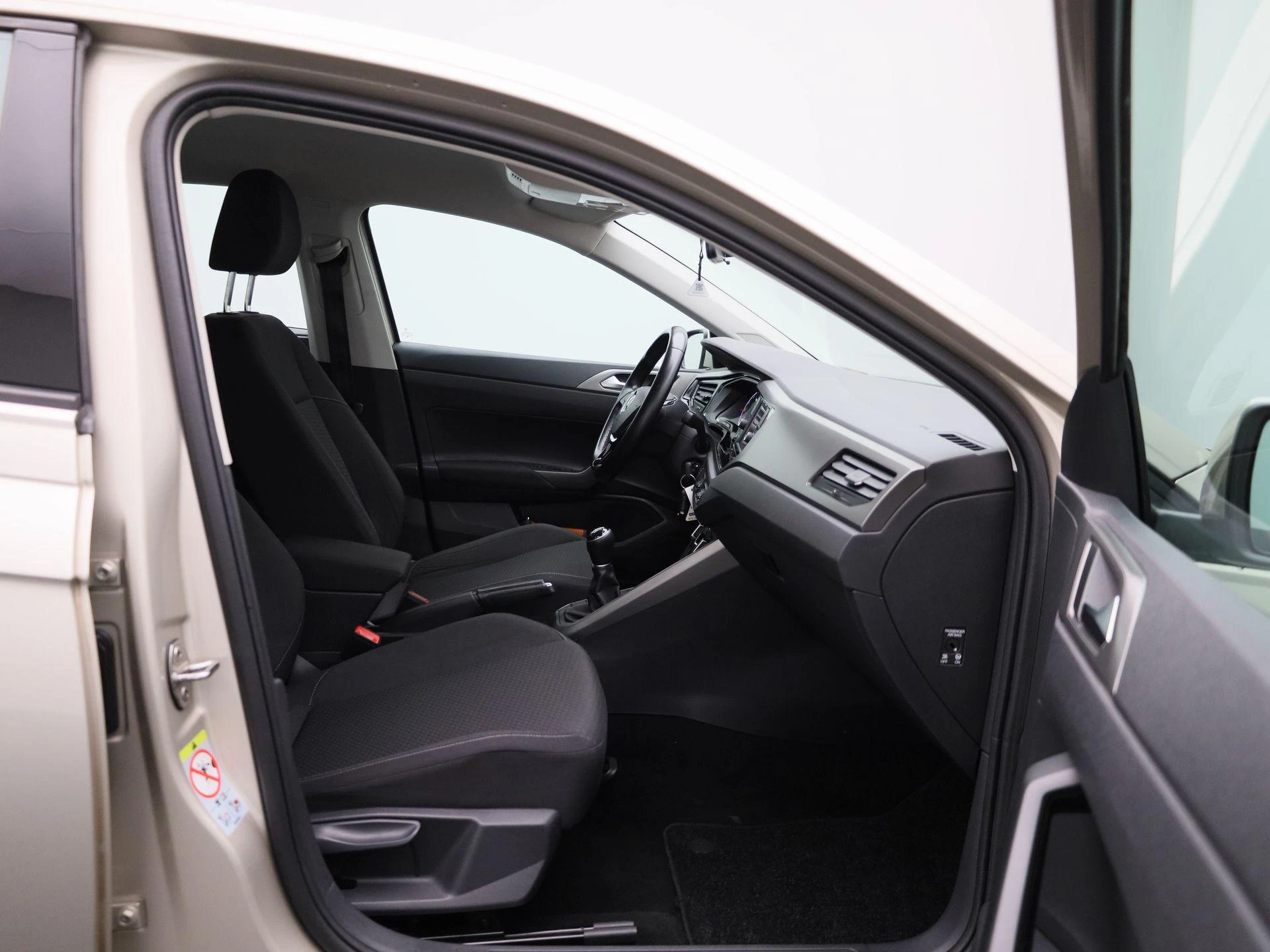 Volkswagen-Polo-image-27
