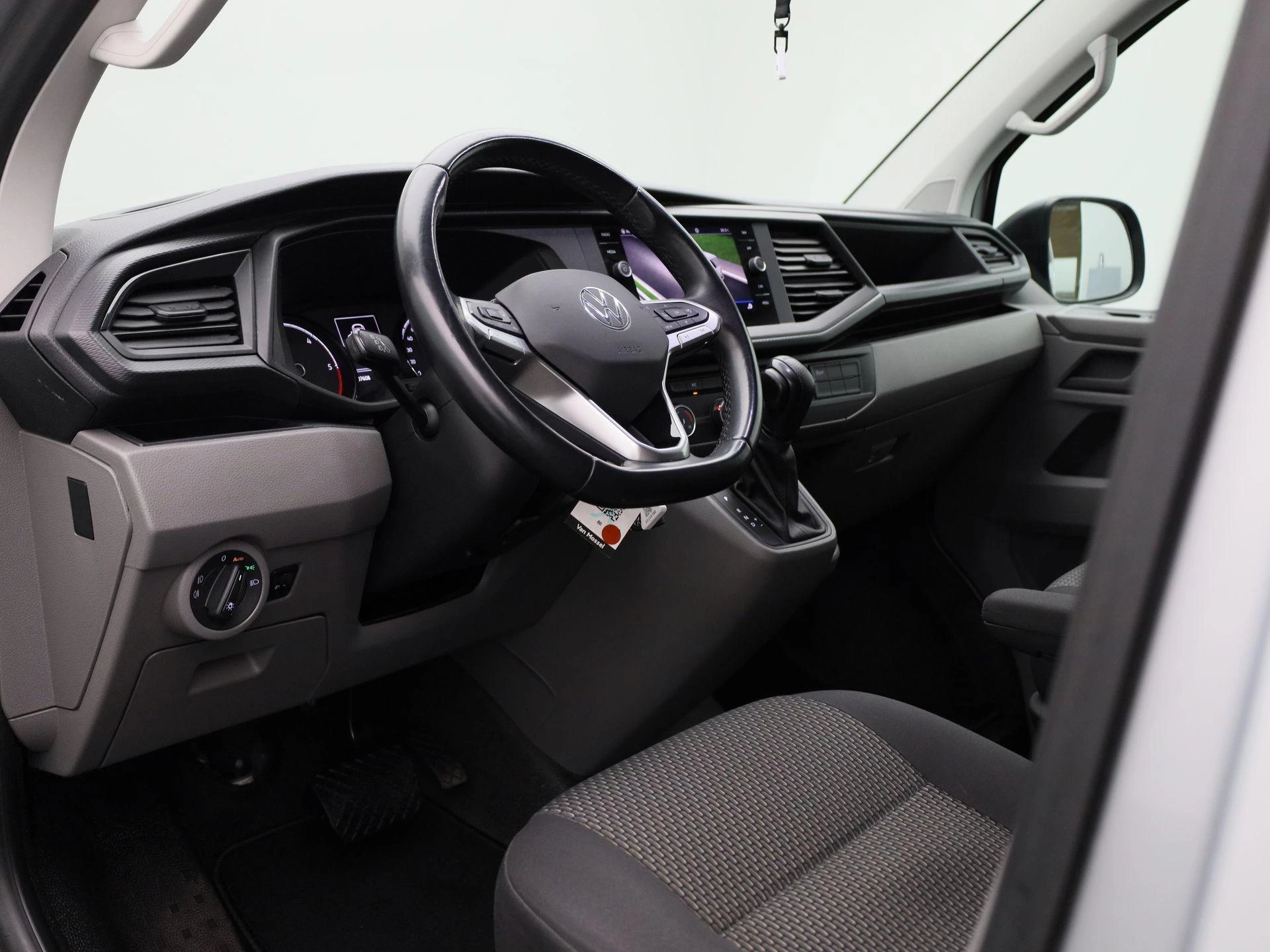 Volkswagen-Transporter-image-30