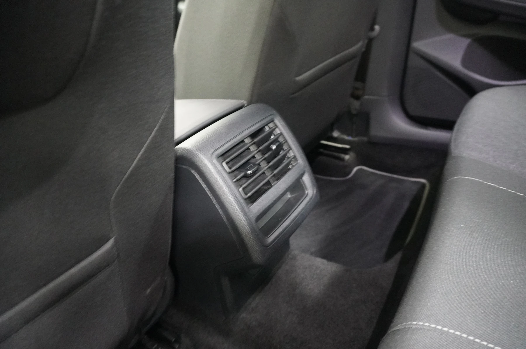 Volkswagen-Golf-image-12