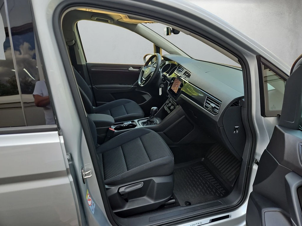 Volkswagen-Touran-image-12