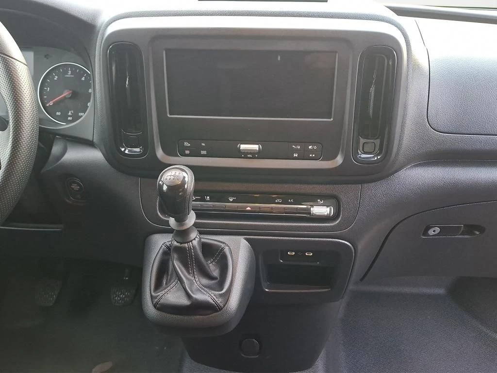 Mercedes-Benz-Vito-image-15