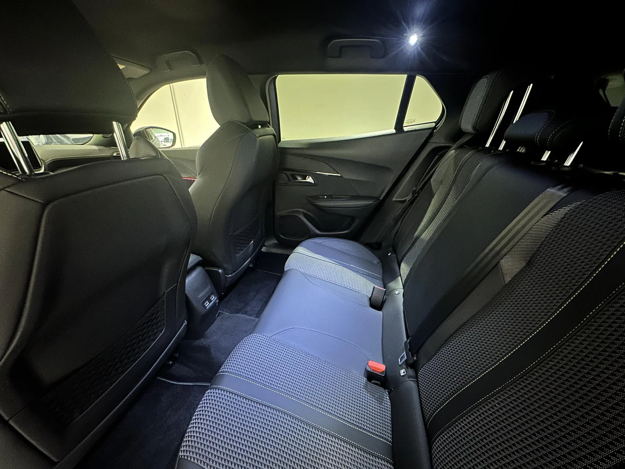 Peugeot-e-2008-image-18