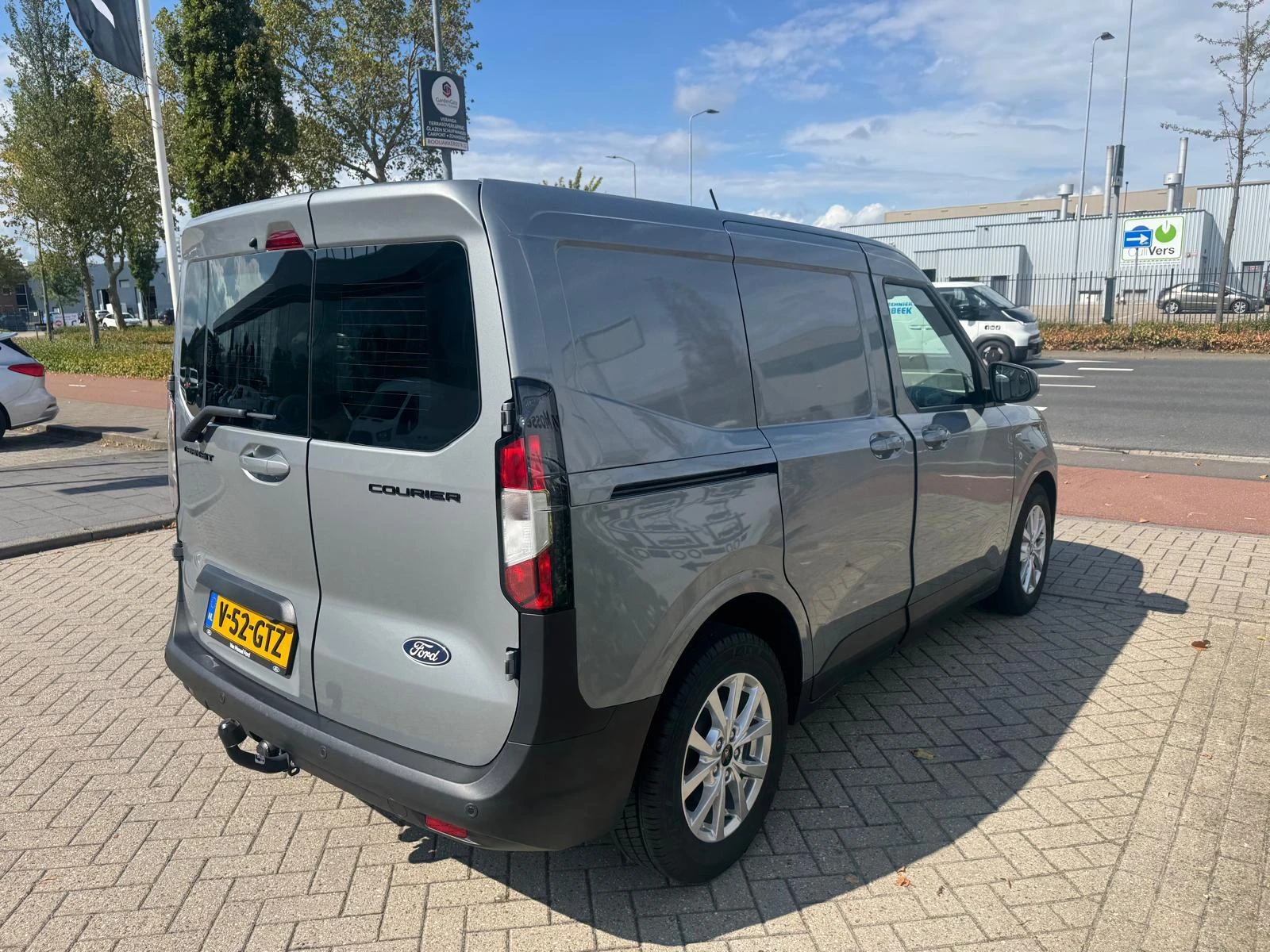 Ford-Transit Courier-image-4