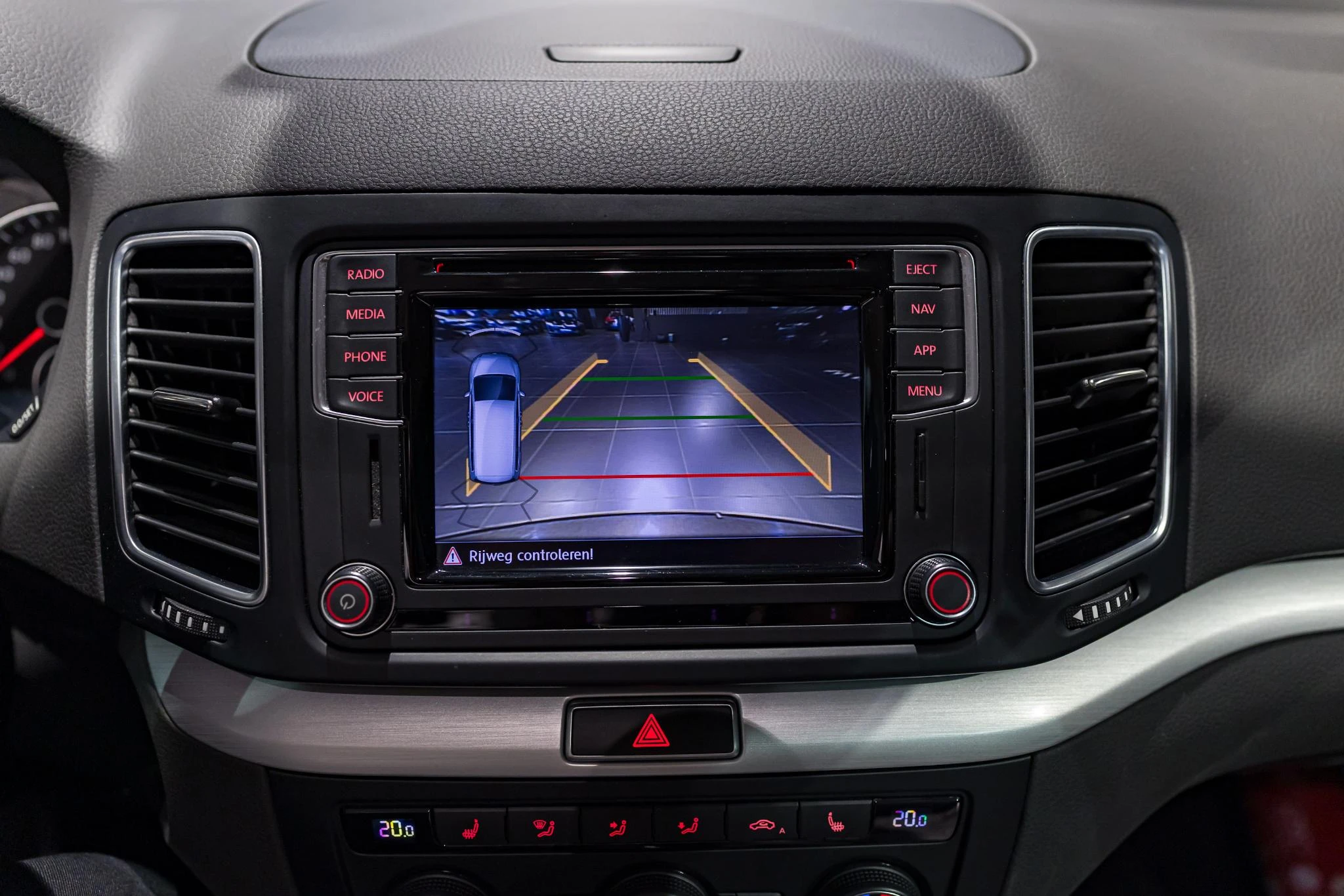 Volkswagen-Sharan-image-12