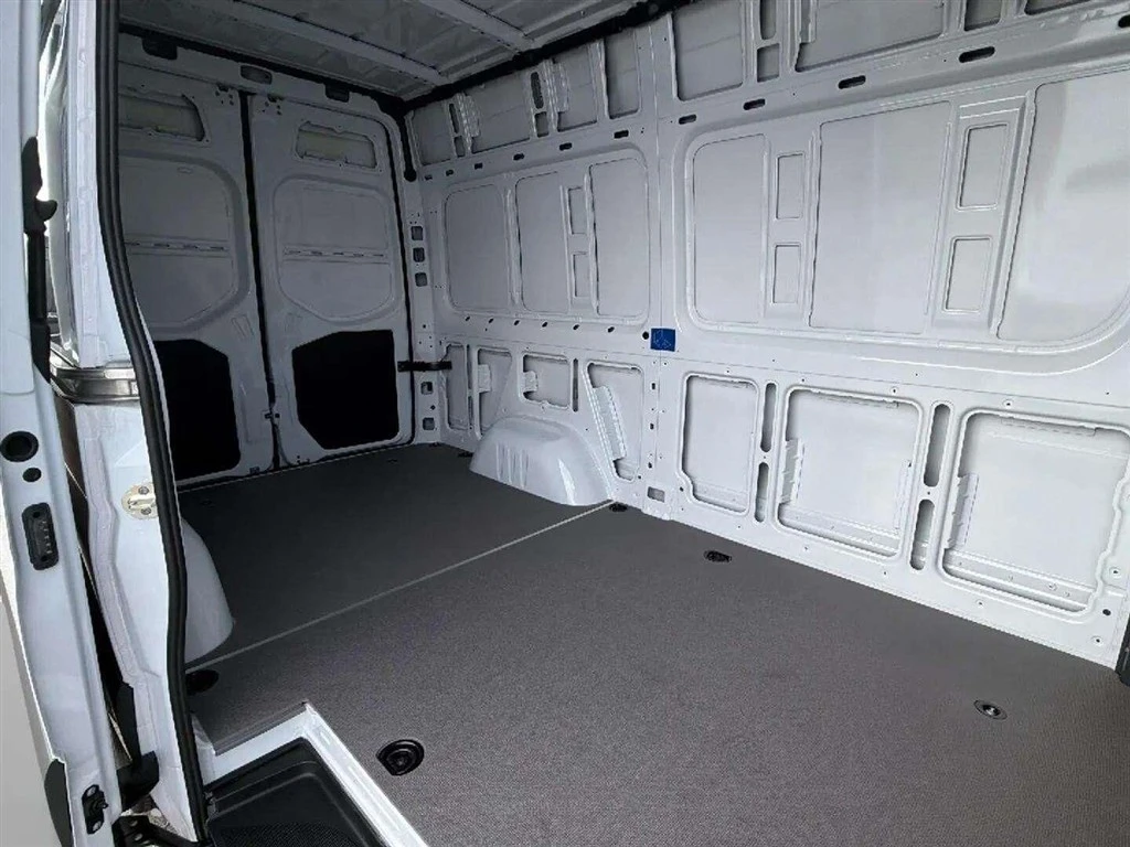 Mercedes-Benz-Sprinter-image-14