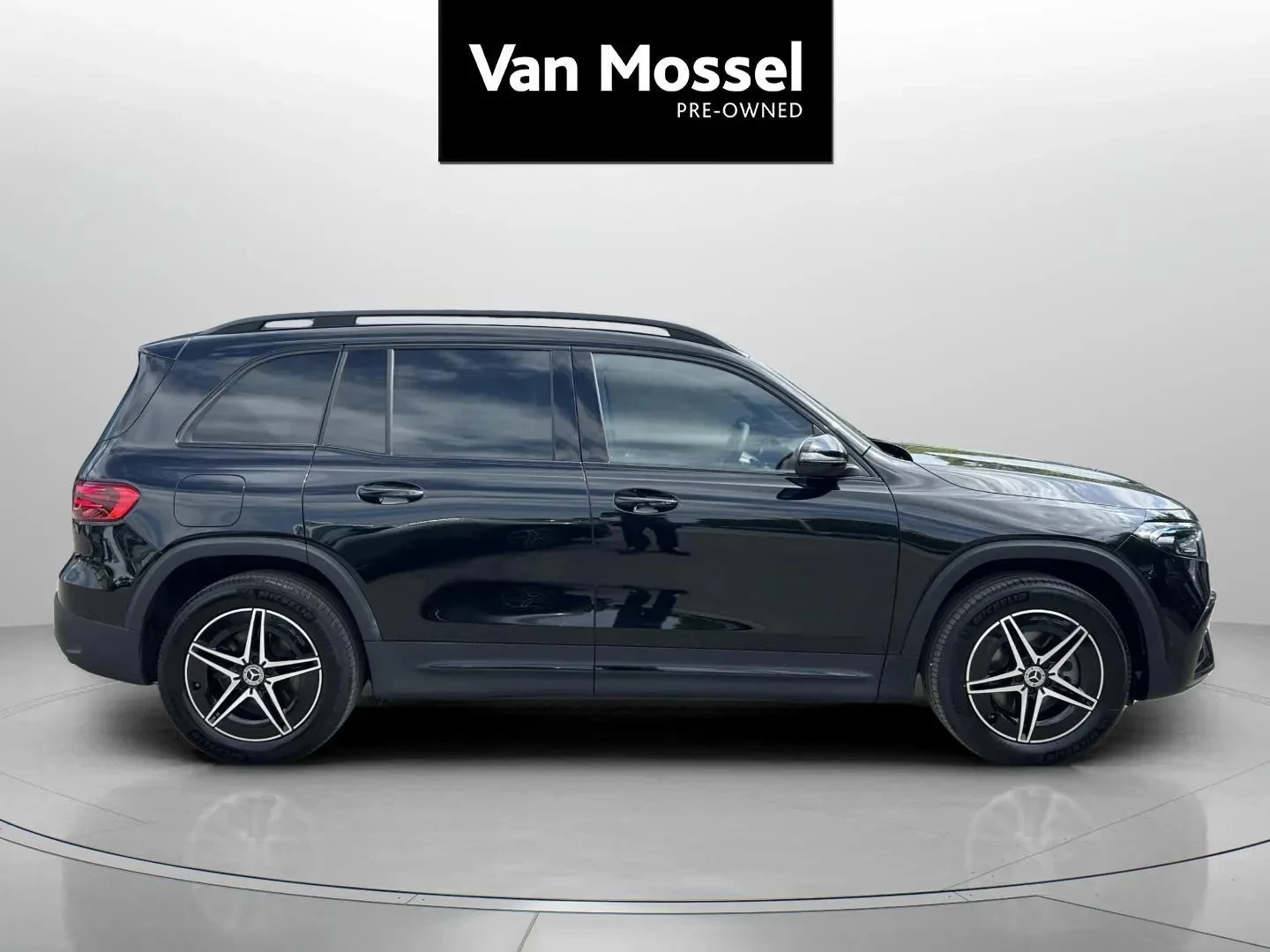 Mercedes-Benz-EQB-image-3