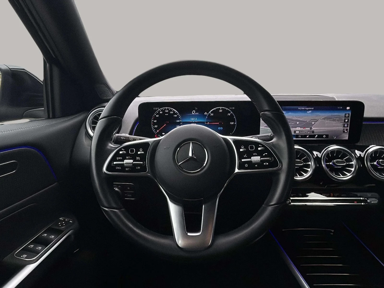Mercedes-Benz-EQB-image-14