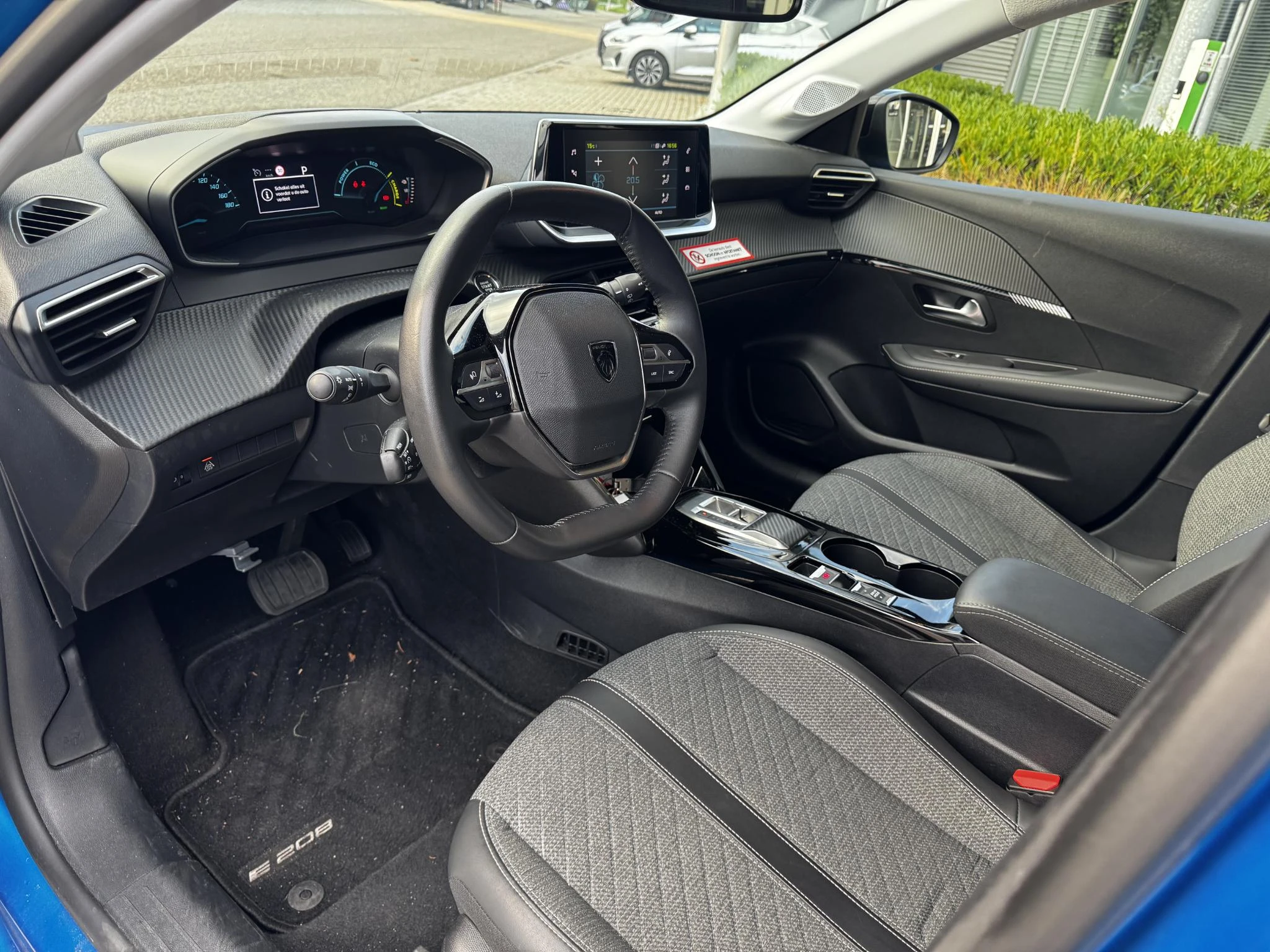Peugeot-e-208-image-13