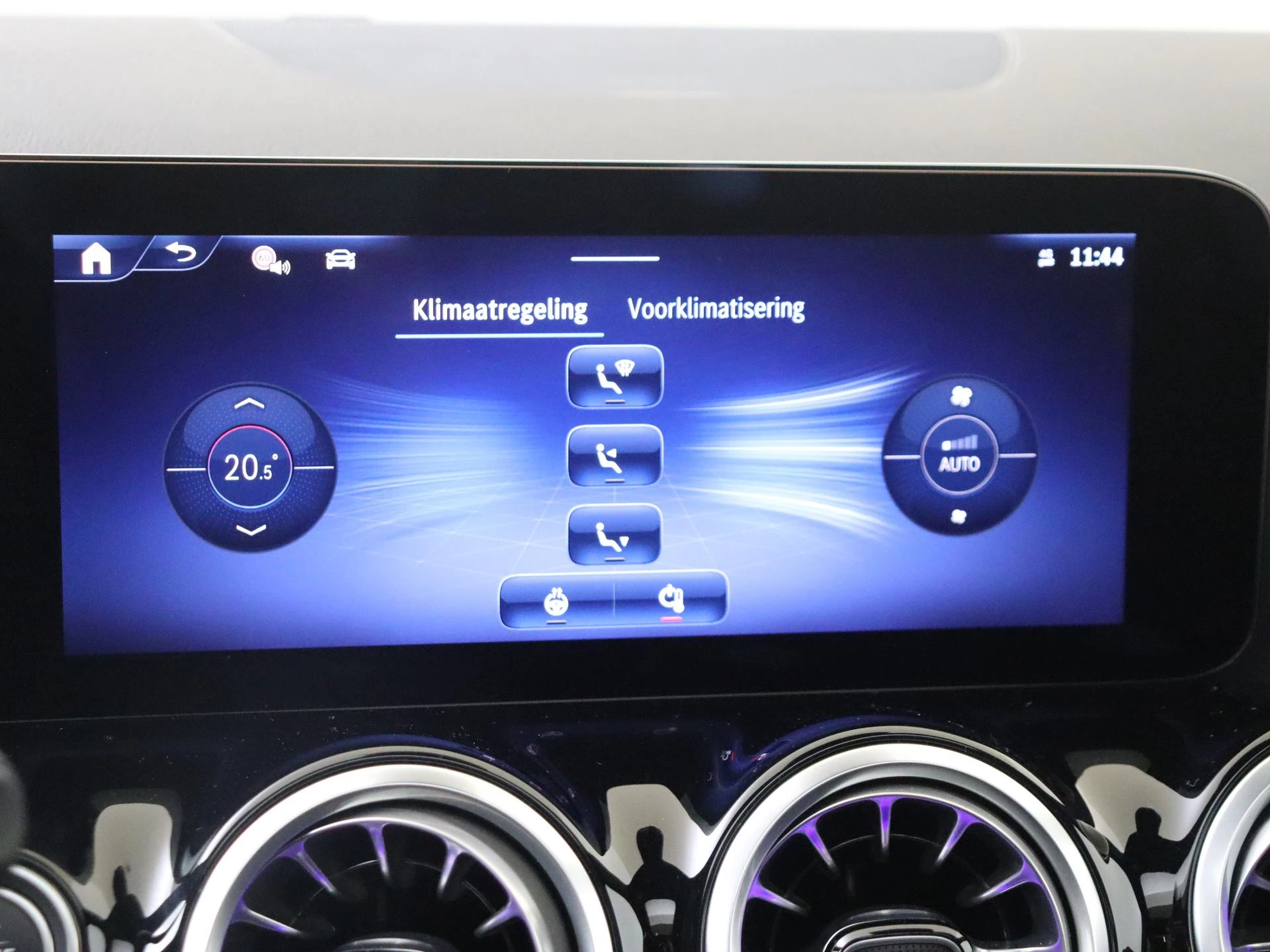 Mercedes-Benz-GLA-image-17