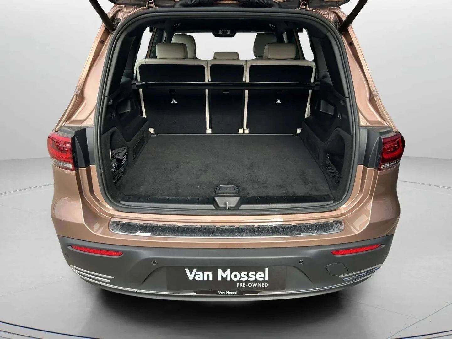 Mercedes-Benz-EQB-image-22