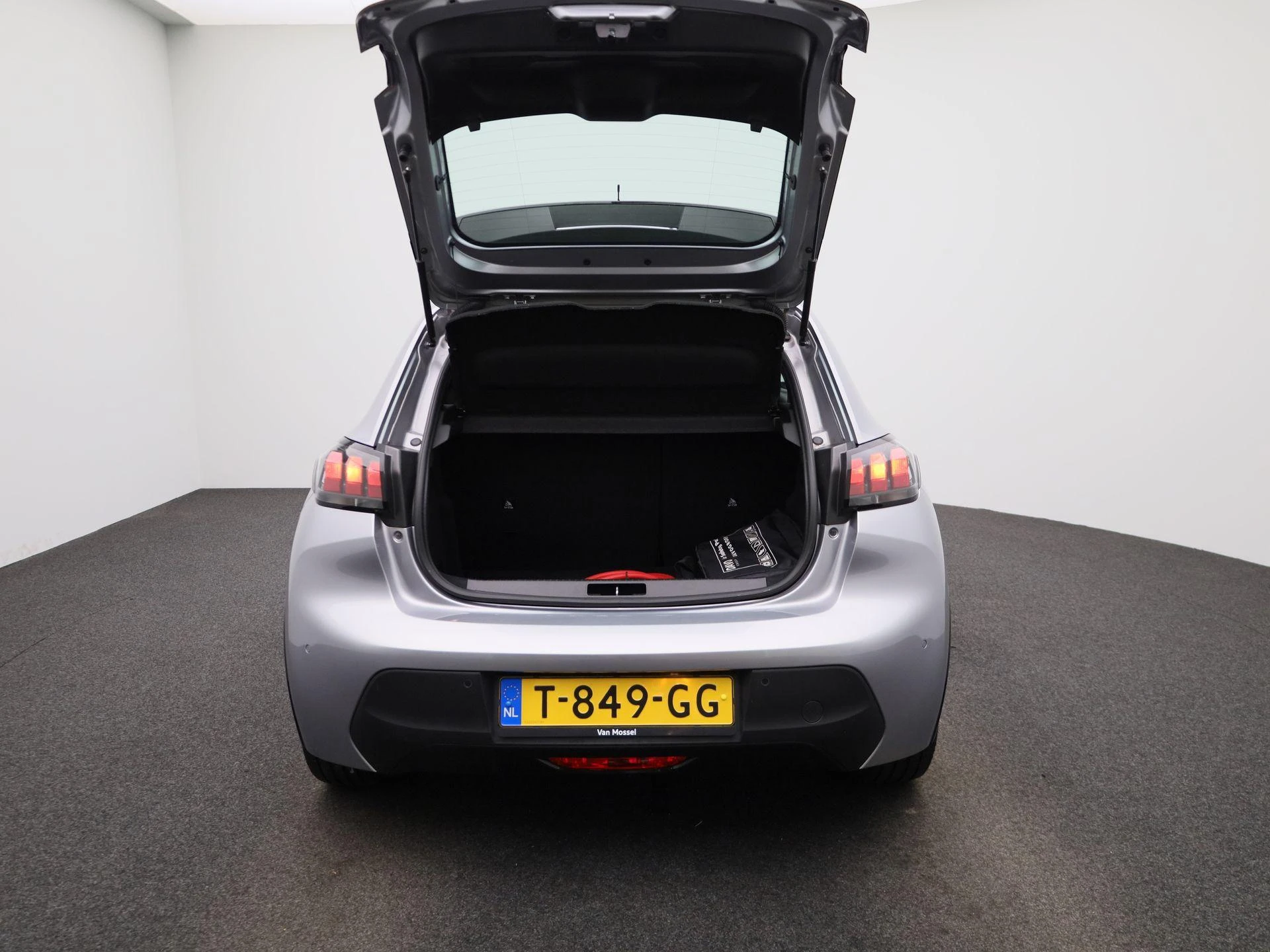 Peugeot-e-208-image-10