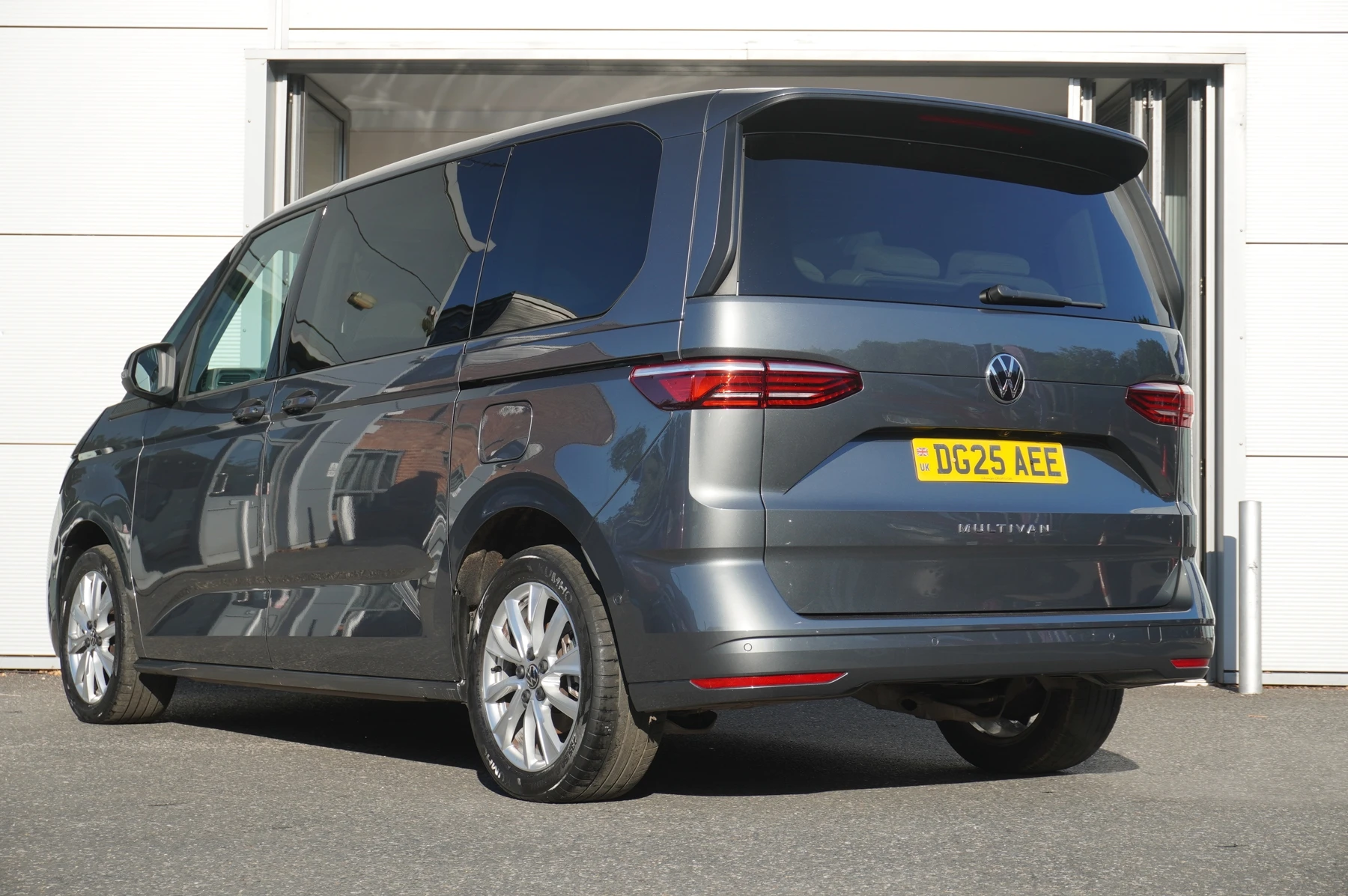 Volkswagen-Multivan-image-2