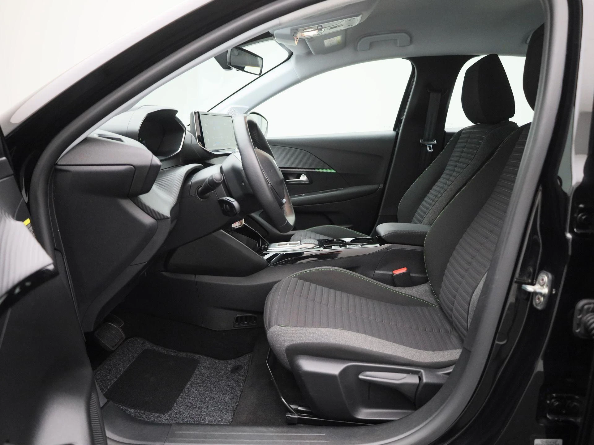 Peugeot-e-208-image-13