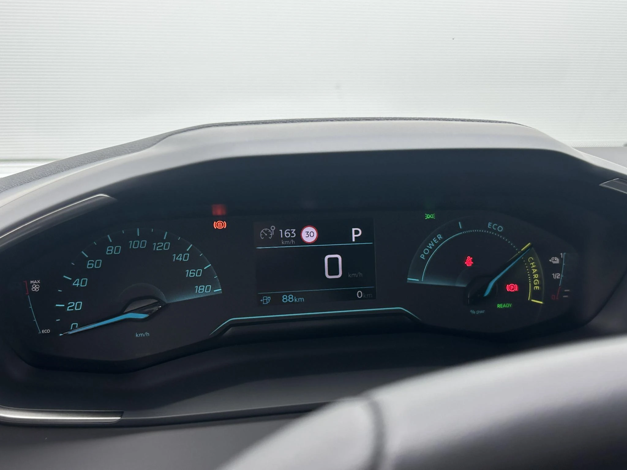 Peugeot-e-2008-image-11