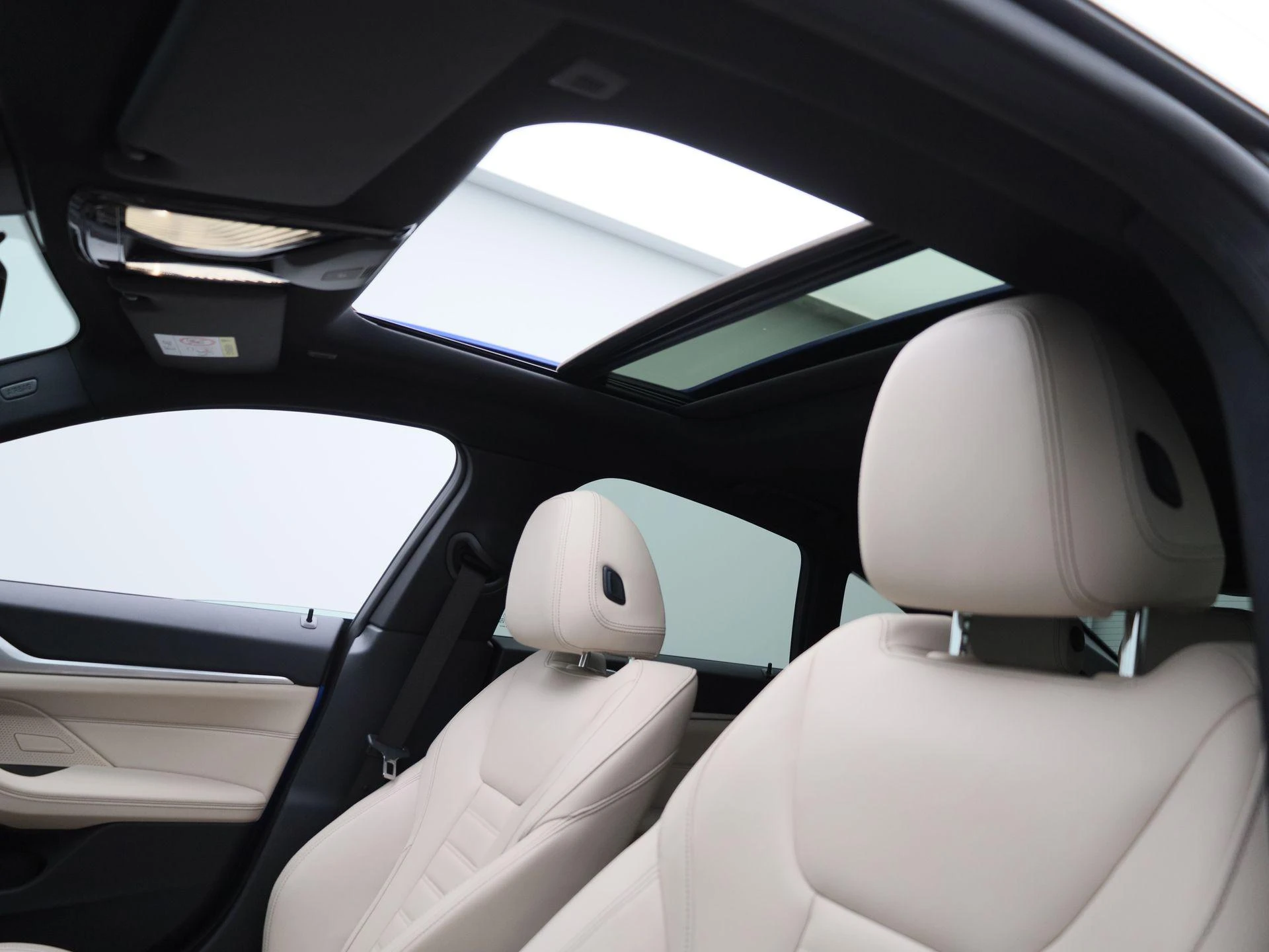 BMW-i4-image-38