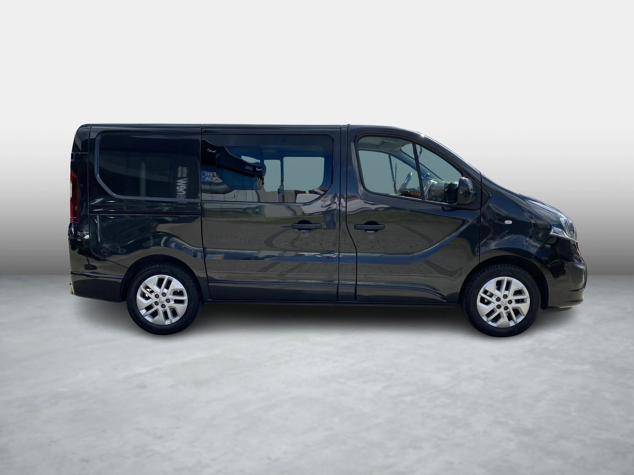 Opel-Vivaro-image-2