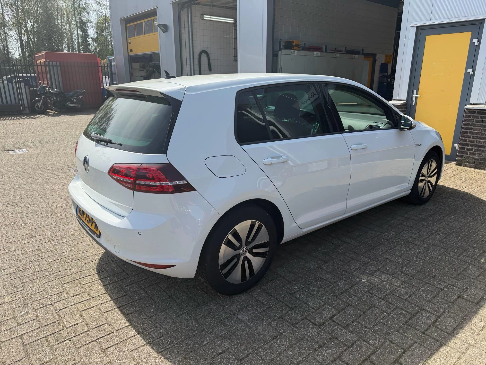 Volkswagen-e-Golf-image-2
