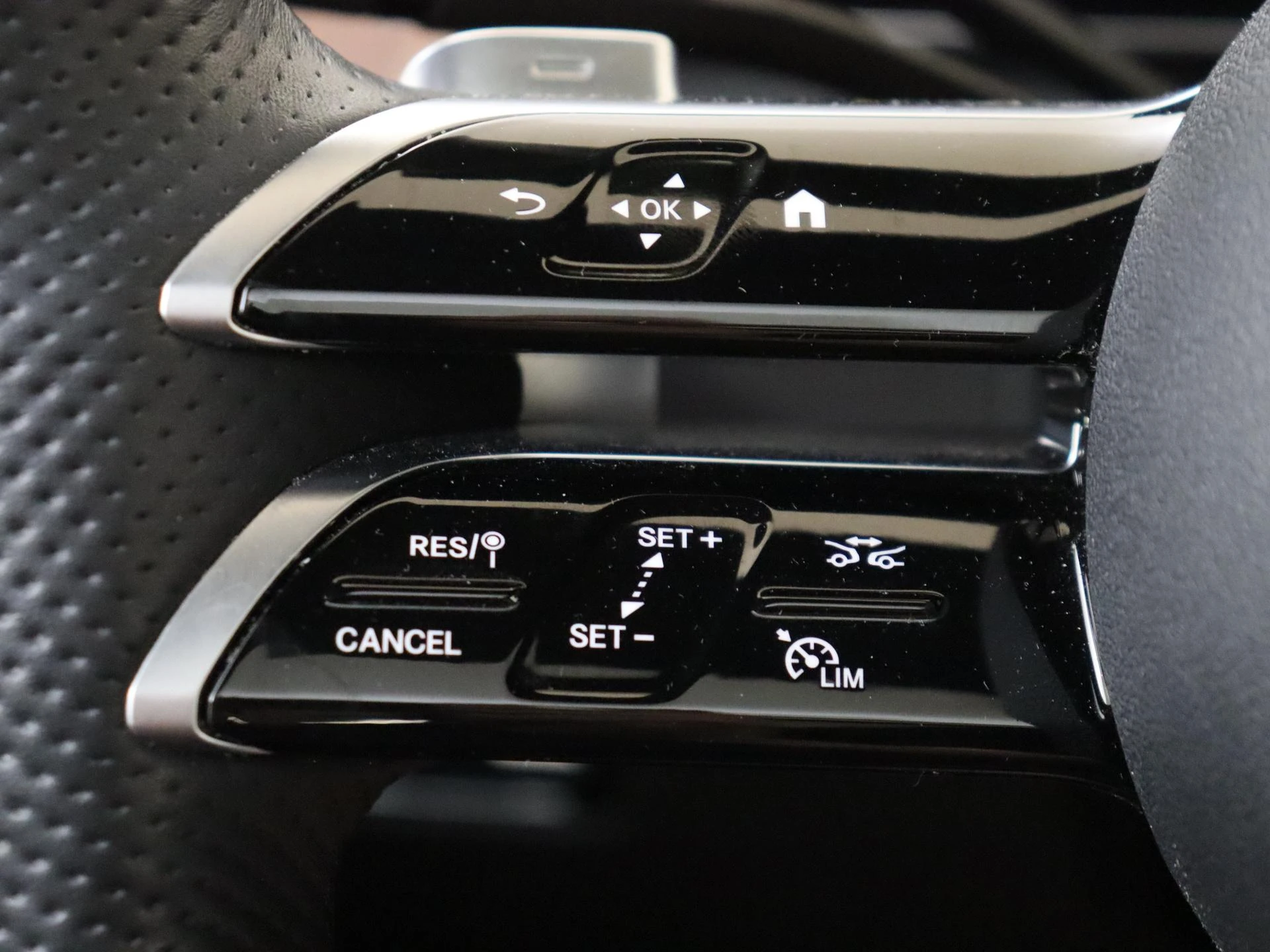 Mercedes-Benz-GLC-image-12