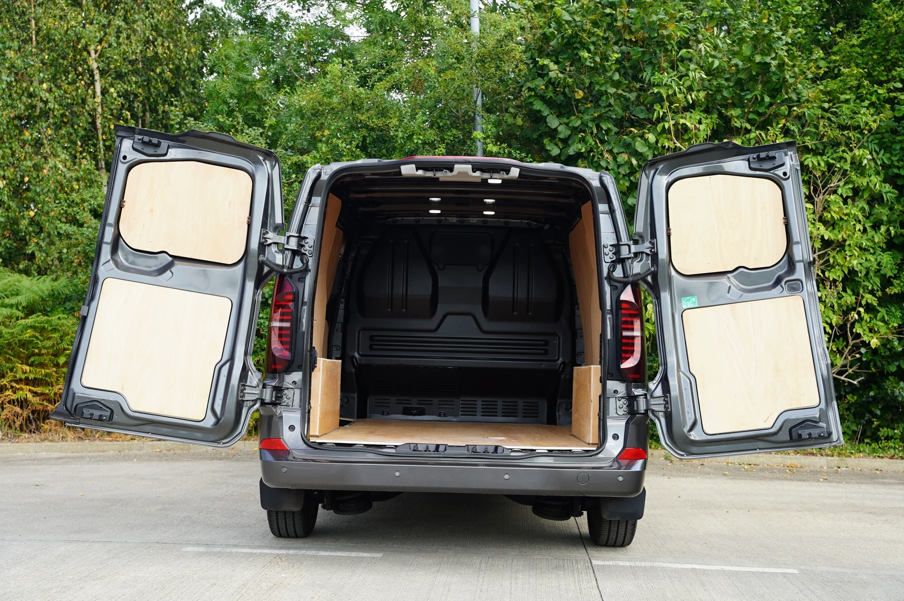 Volkswagen-Transporter-image-25