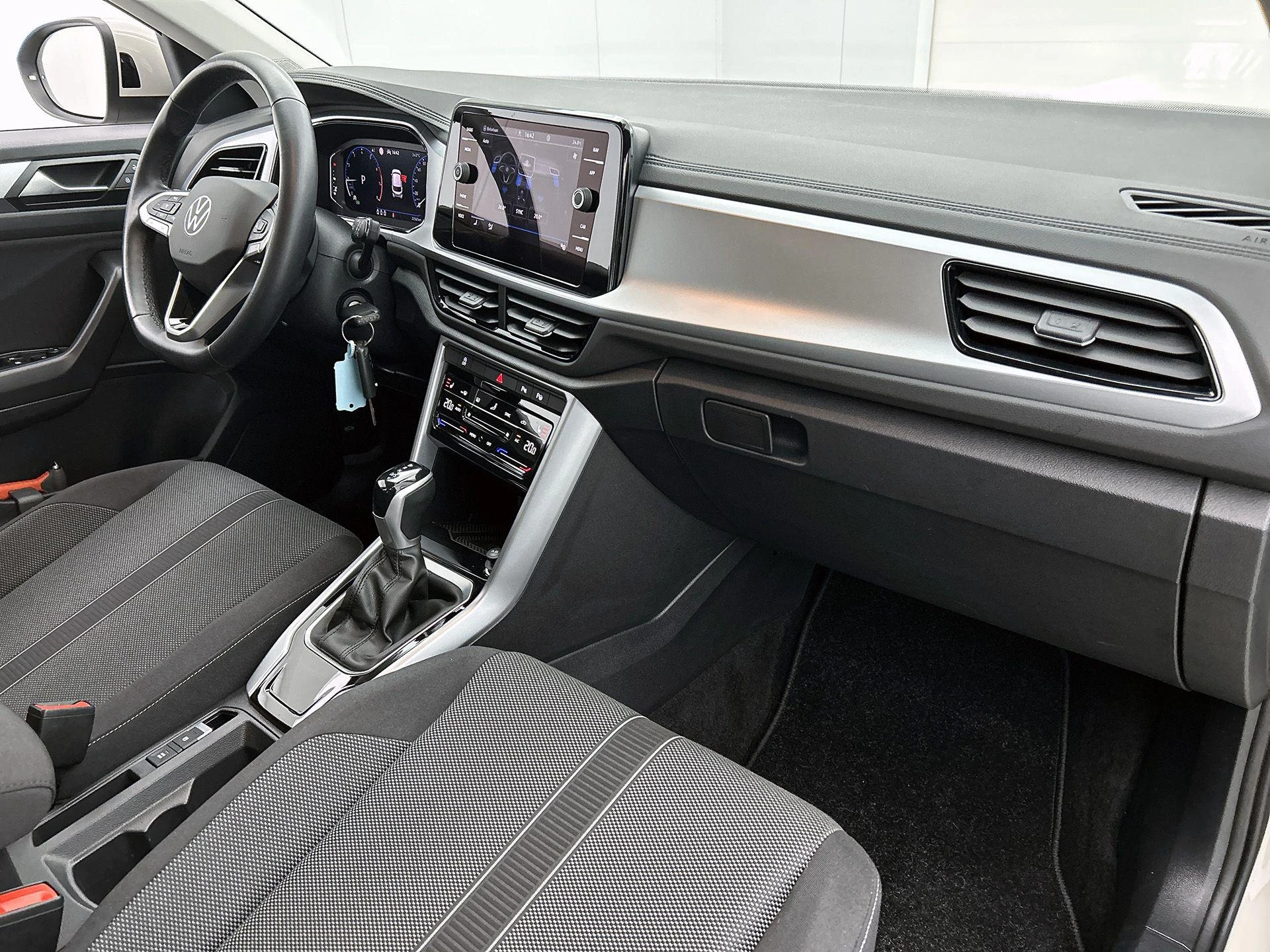 Volkswagen-T-Roc-image-21