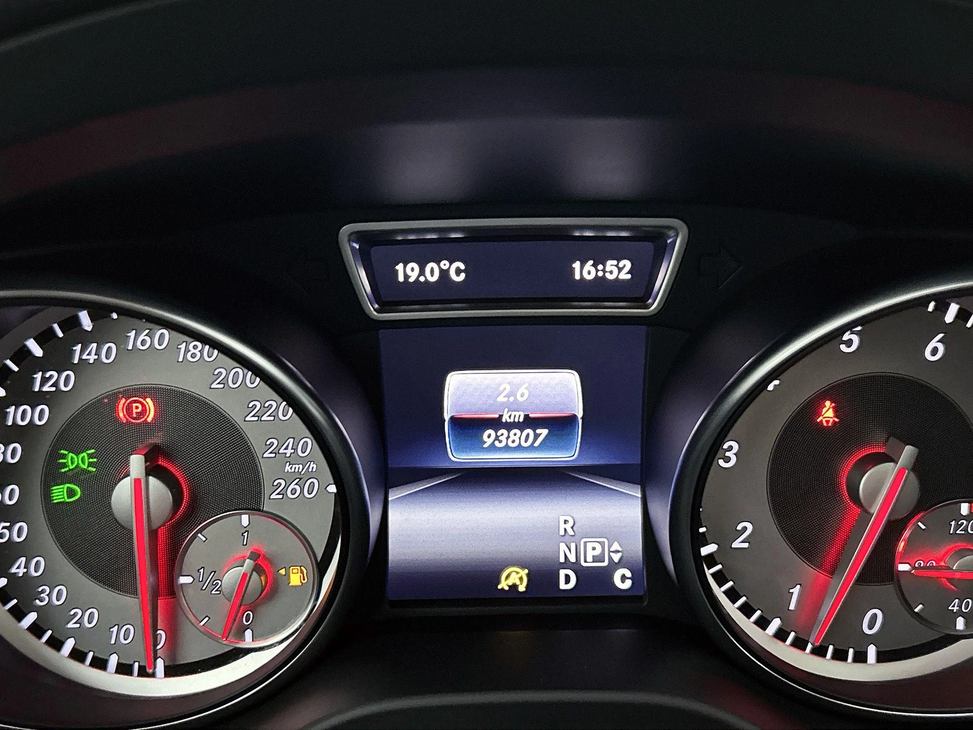 Mercedes-Benz-GLA-image-18