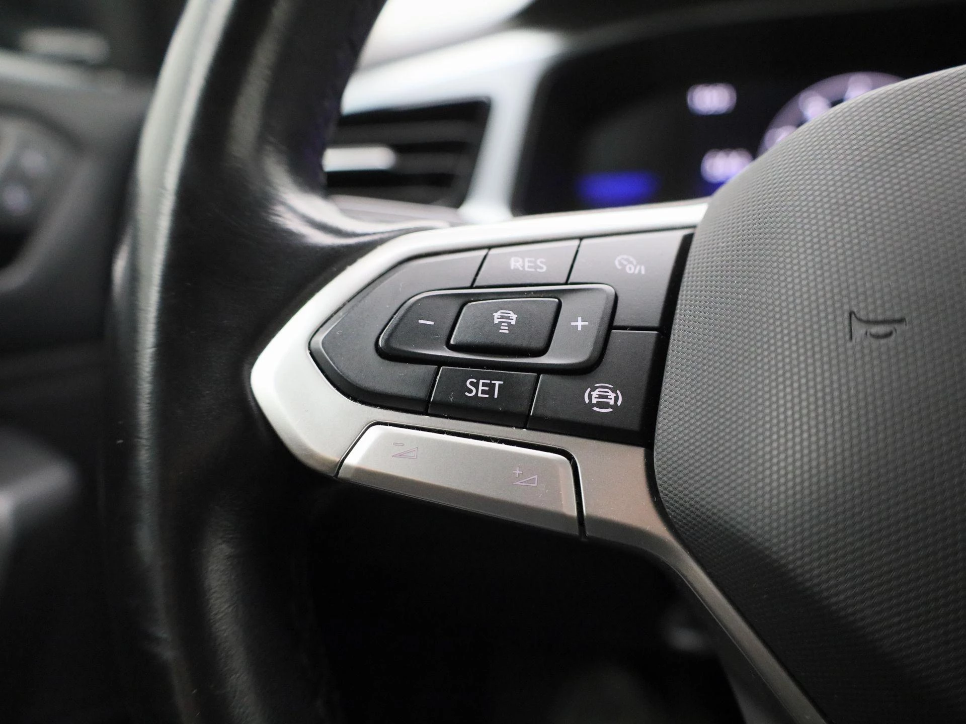 Volkswagen-T-Roc-image-18