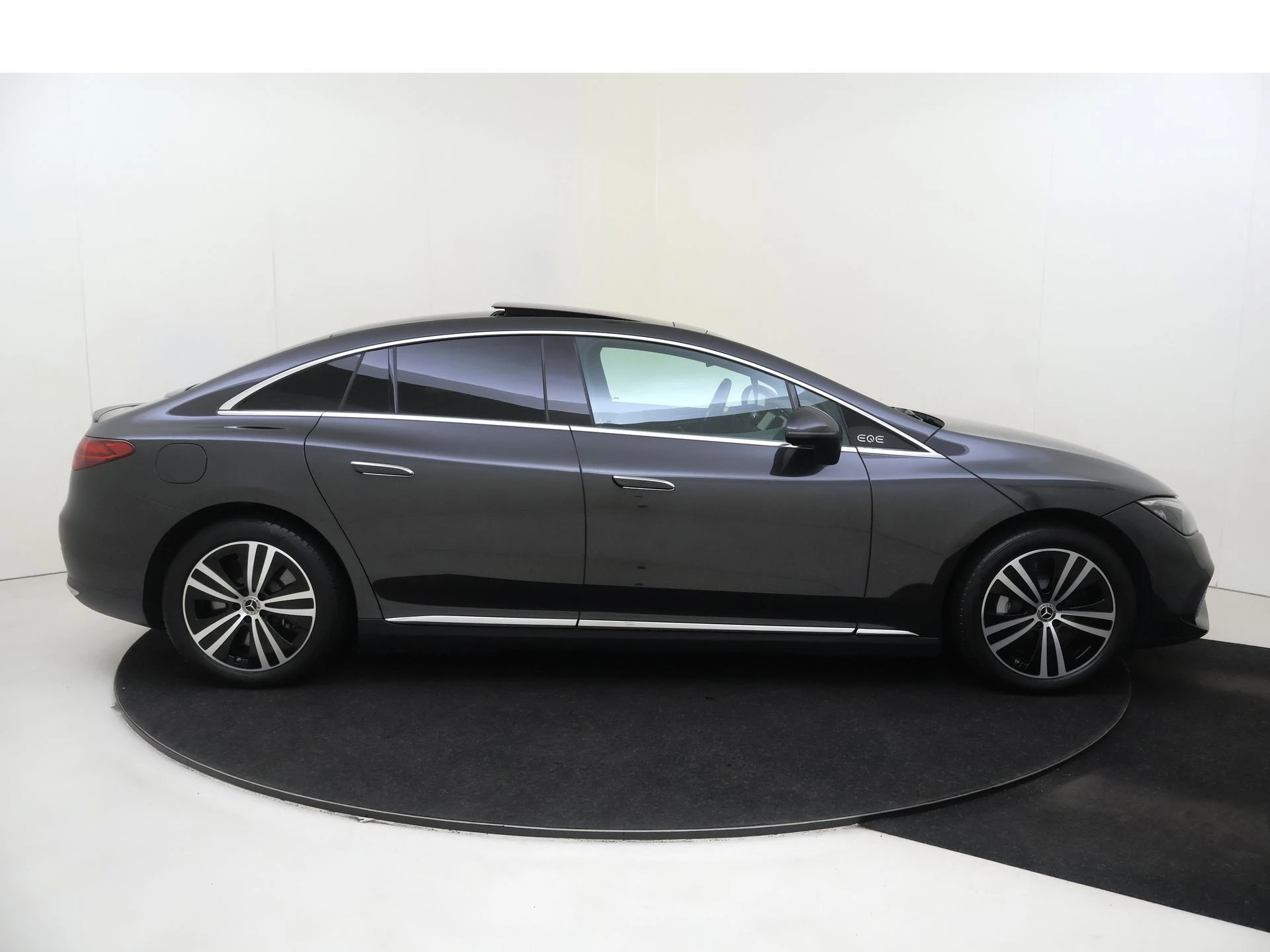 Mercedes-Benz-EQE-image-8