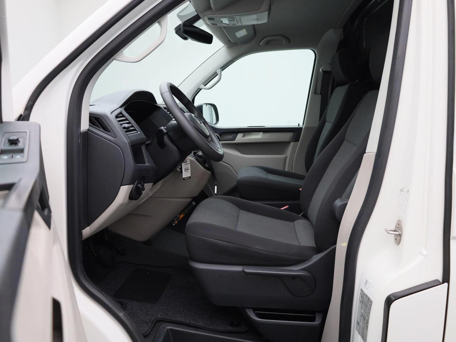 Volkswagen-Transporter-image-12