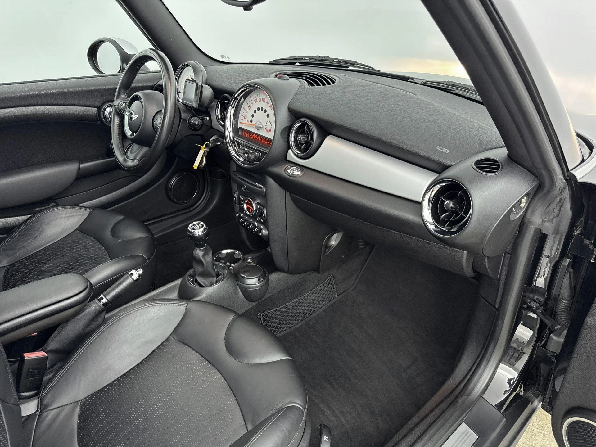 MINI-Cooper Cabrio-image-8