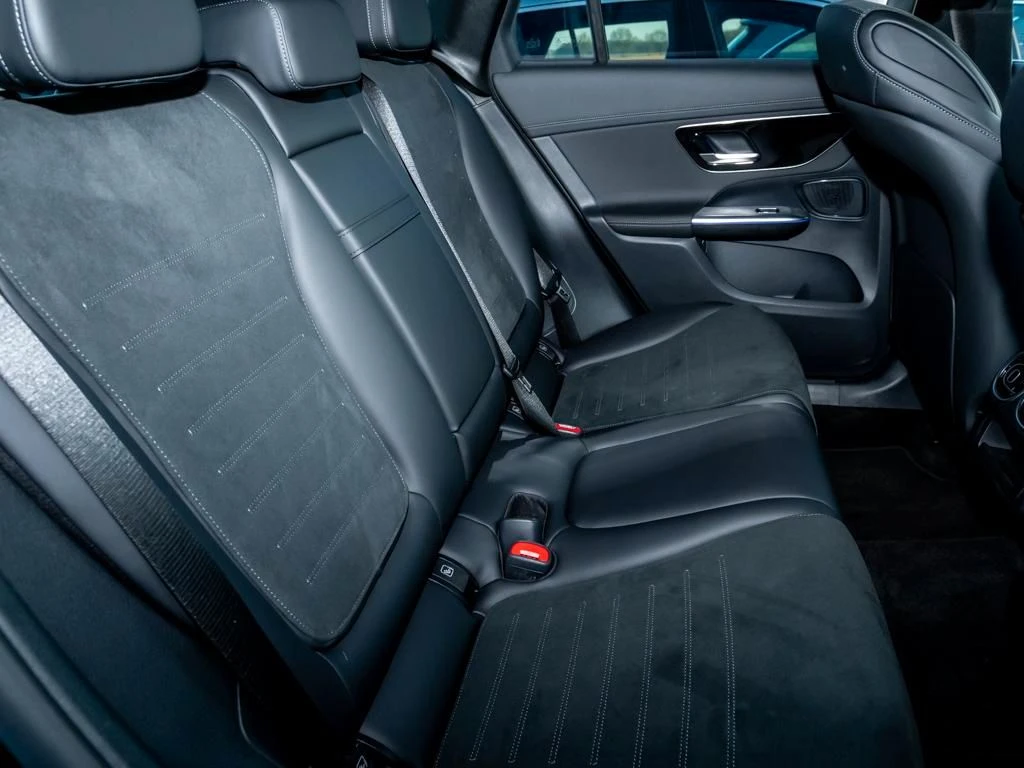 Mercedes-Benz-GLC 300 d-image-11