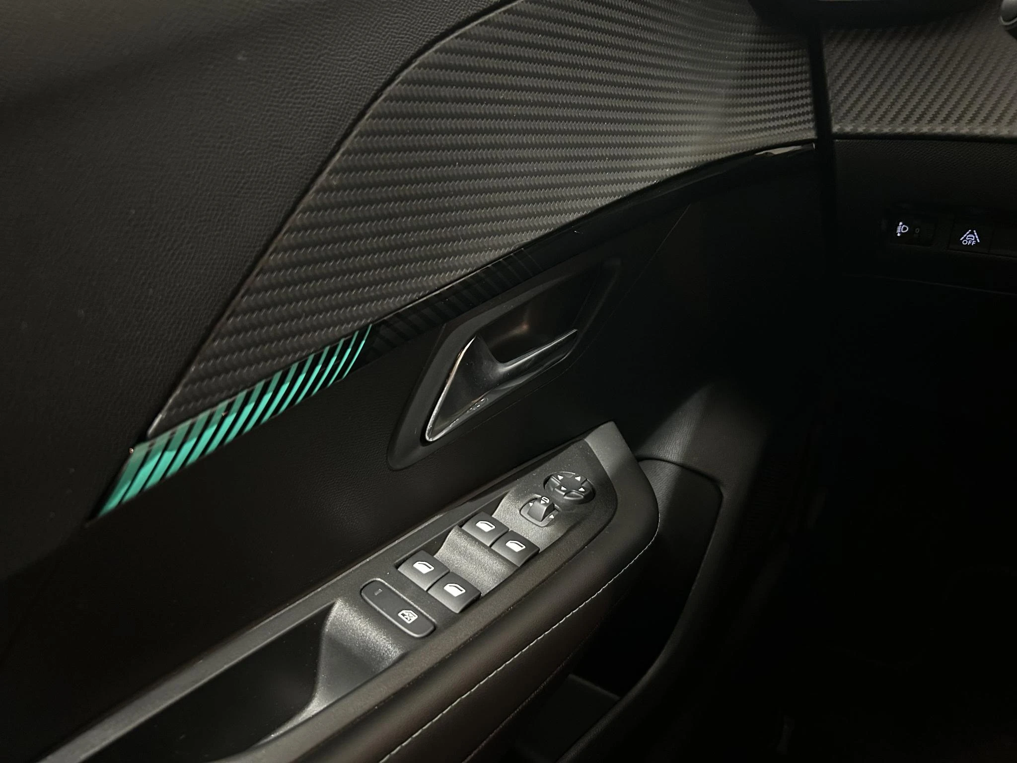 Peugeot-e-208-image-12