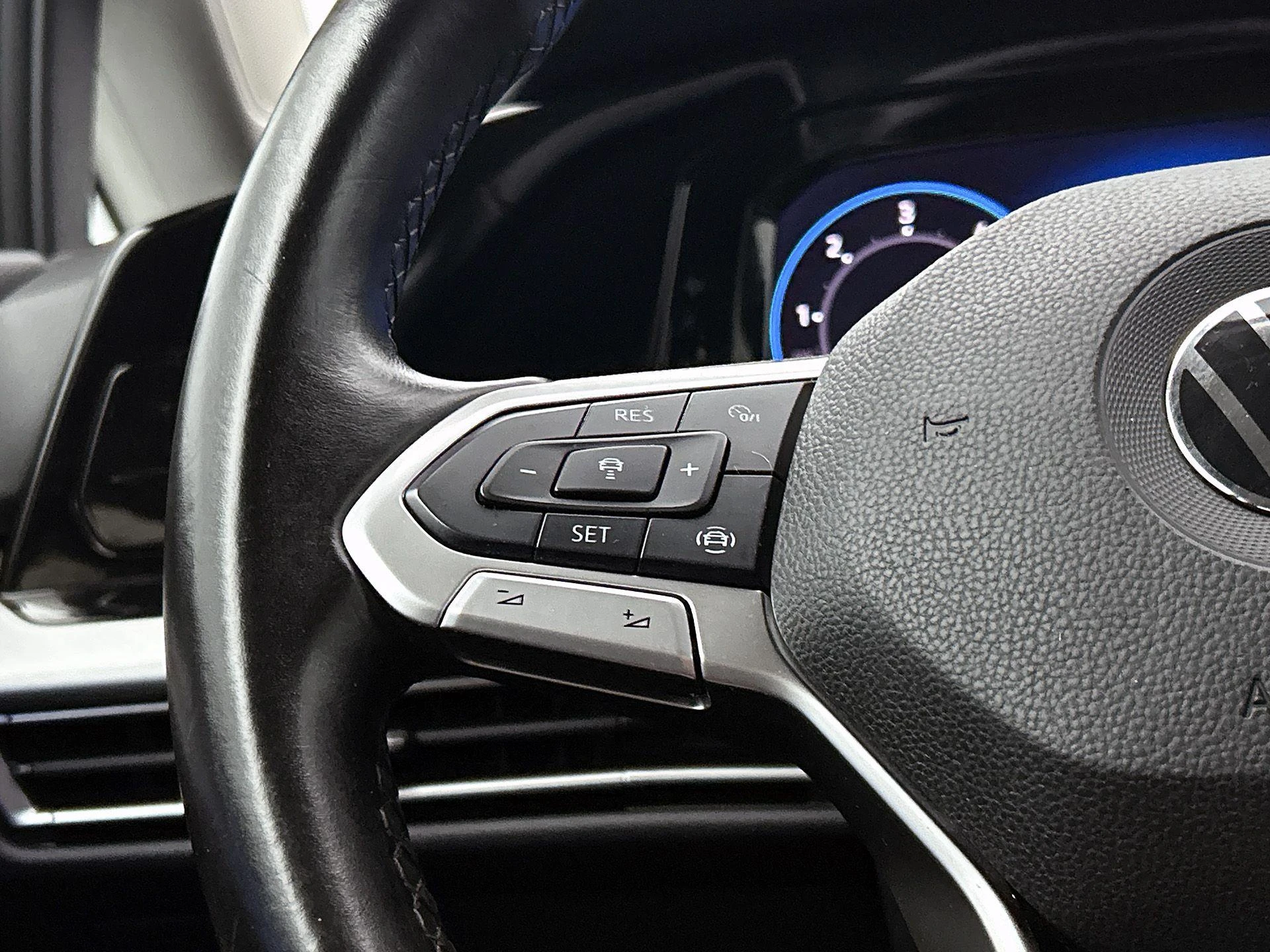 Volkswagen-Golf-image-5