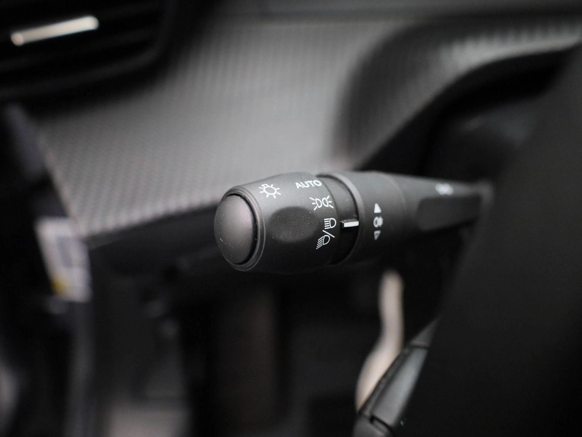 Peugeot-e-2008-image-19