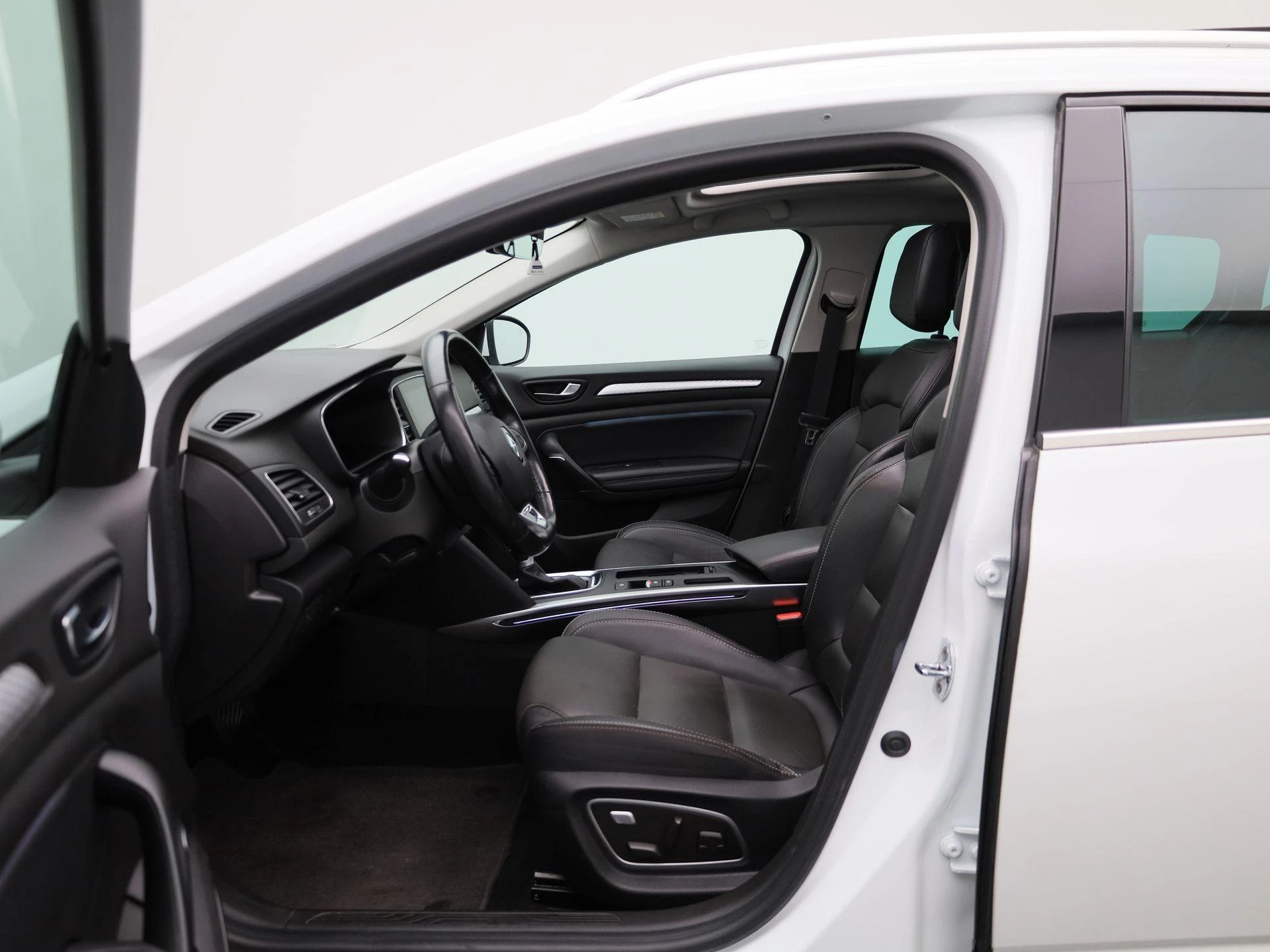 Renault-Mégane Estate-image-9