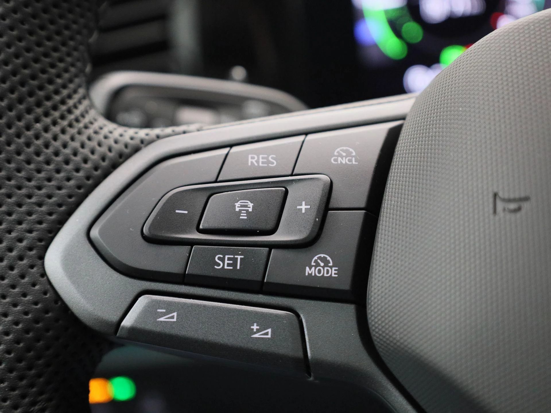 Volkswagen-Tiguan-image-17