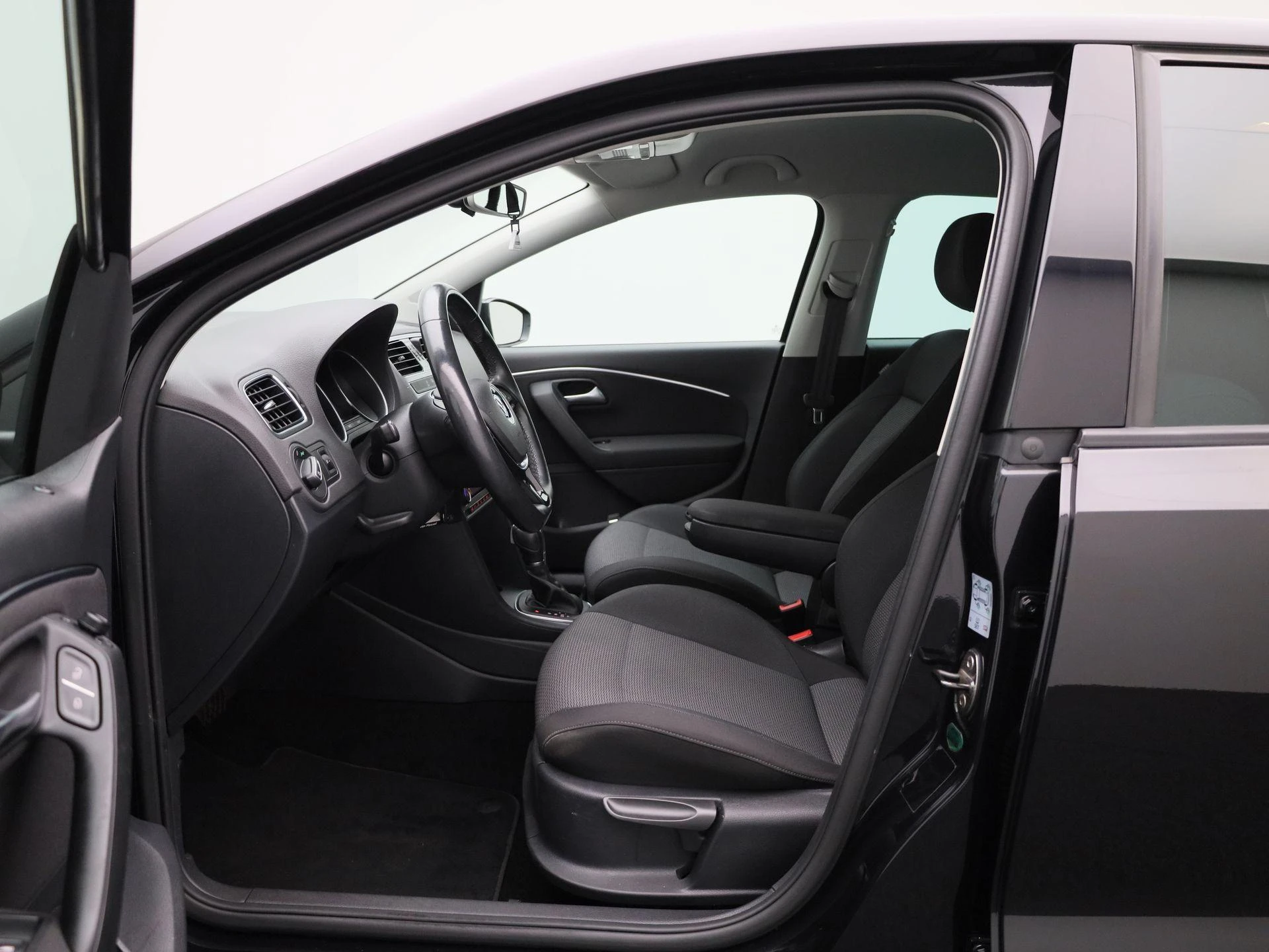 Volkswagen-Polo-image-8