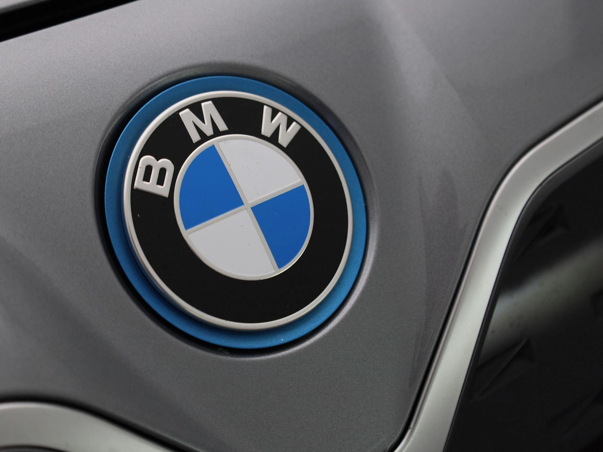 BMW-i4-image-37