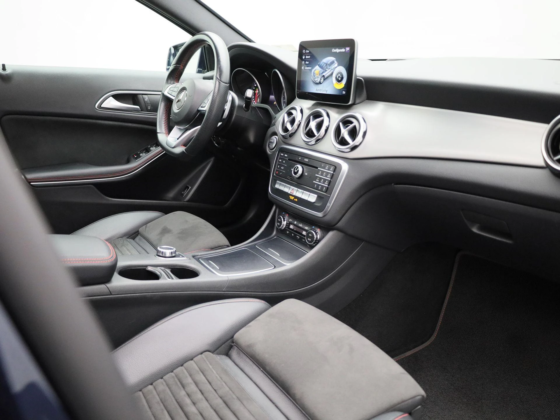 Mercedes-Benz-GLA-image-41