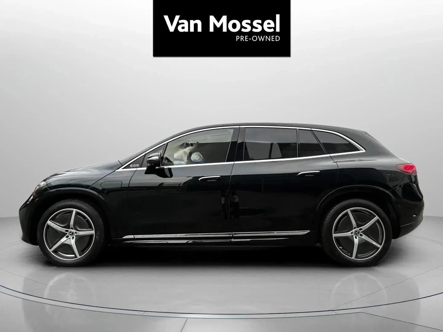 Mercedes-Benz-EQS-image-8